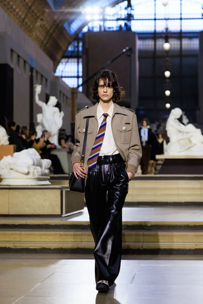 Look 16